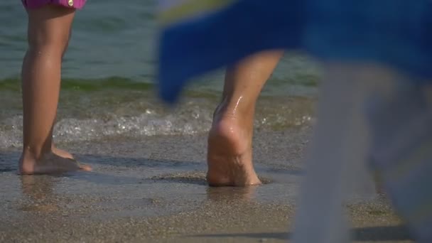 Großer Mann will seine Tochter schwimmen lernen — Stockvideo