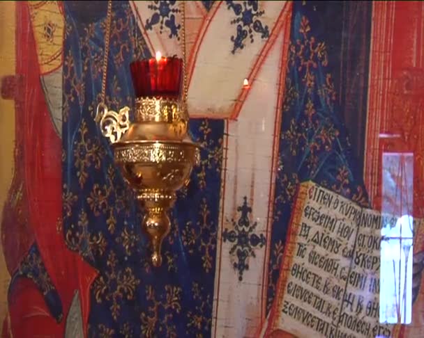 Светильник святилища, висящий рядом со старой иконой Святого Николая в храме Всех Святых в Киеве — стоковое видео