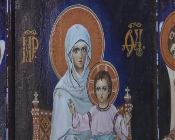 Un'icona ortodossa con Santa Maria e Cristo Bambino sullo sfondo blu scuro nel Tempio di Tutti i Santi a Kiev, Ucraina — Video Stock