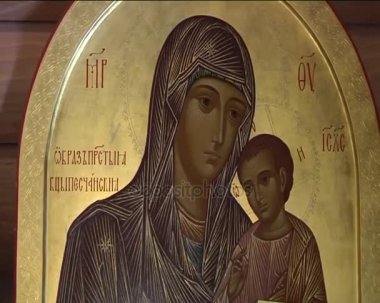 bir altın seyir simge Aziz Meryem ve İsa, ahşap çerçeveler içinde tapınak All Saints Kiev yontma yerleştirilir