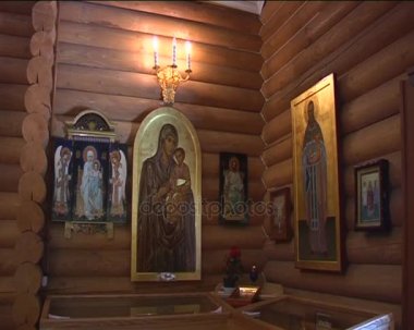 Etkileyici Triptych simgesi ve Saint Mary simgesi ve üç seyir büyük altın tapınak All Saints Kiev yontma ahşap çerçeve üzerine mumlar yaktı