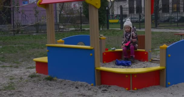 Färgglada barns sandlåda med bänkar — Stockvideo