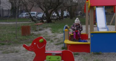 Sokak ve evler yakınındaki kum Bahçesi