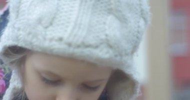 Küçük bir kızın konsantre yüz