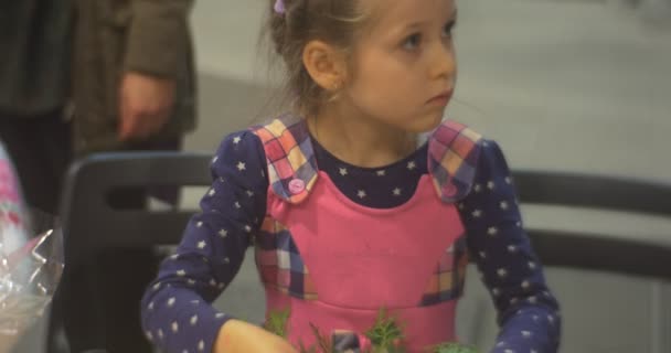 Орієнтована дівчина прикрашає різдвяну композицію — стокове відео