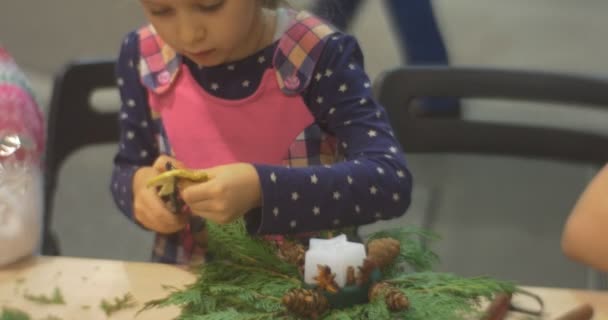 Menina corta elemento de decoração para grinaldas . — Vídeo de Stock