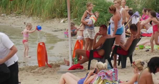 Los buceadores de rescate están viendo a la gente nadar en el lago Bolko. Están sentados bajo un alto paraguas solar y listos para precipitarse en el agua — Vídeos de Stock