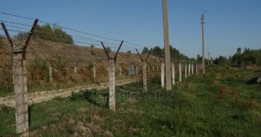 Yaz aylarında Doğu Avrupa'da koruma petrol depolama dikenli tel ve beton ile etkileyici bir çit direkleri