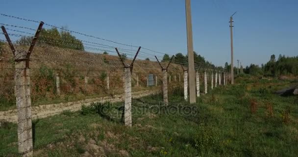 Una valla impresionante con alambre de púas y postes de hormigón que protegen el almacenamiento de aceite en Europa del Este en verano — Vídeo de stock