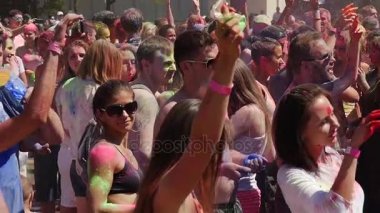 Genç güzel kız bir Hint Holi Festival renkler of Kiev, Ukrayna yazında, bir Stedaicam kamera ile çekim yapılan