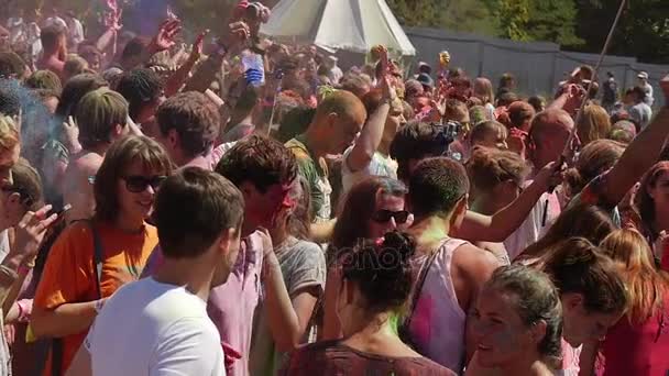 Jóvenes hermosas chicas en el Festival Sagrado Indio de Colores en Kiev, Ucrania, siendo disparadas en verano con una cámara Steadicam — Vídeos de Stock