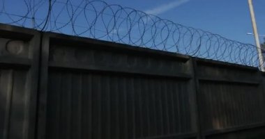 Rulo hareket eden bir arabadan ateş varlık müfettişleri, önce beyaz bir araba ile petrol depolama tesislerinde Bard tel ile yüksek beton Fencel