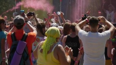 Yaz aylarında yavaş çekimde renk, arka bağırarak, hayatlarını tadını çıkarırken vurulmak gibi kutsal bir Festival genç kızlara dans