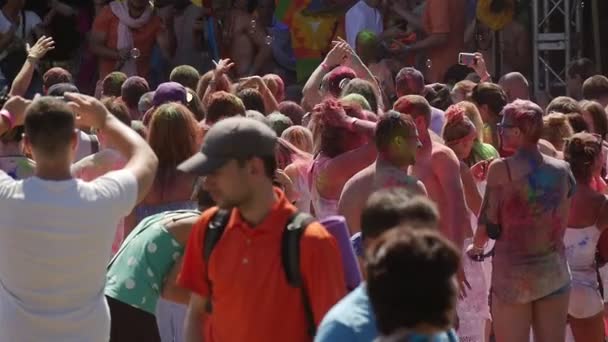 Mladé dívky v Mini sukně a trička odesílání mýdlové bubliny, tanec a užívat si život na Svaté Festival barev v Kyjevě, zastřelil v Slo-Mo — Stock video