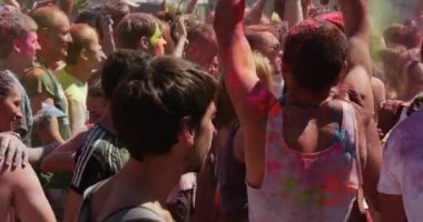 Enerjik kızlar ve erkekler için dans ve renklerin, Sümer Kiev'de Hintli topluluk tarafından düzenlenen bir kutsal Festival ziyaret ederken ellerini yükselterek