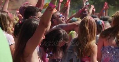 Kızlar ve erkekler için dans ve renklerin, Sümer Kiev'de Hintli topluluk tarafından düzenlenen bir kutsal Festival ziyaret ederken ellerini yükselterek gülümseyen