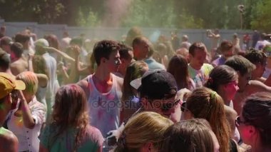 Dans ve kutsal Festival Kiev Slo-mo Hint topluluğunun düzenlediği renklerin katılırken ellerini yükselterek güzel kızlar