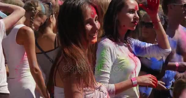 Piccolo ragazzo che dipinge una ragazza adolescente con vernice rossa, mentre partecipa a un santo festival di colori, organizzato dalla comunità indiana a Kiev in estate — Video Stock