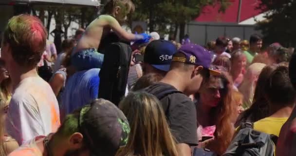 Petite fille sur les épaules de son père Regardez une foule, danser et chanter à la sainte fête des couleurs à Kiev en été — Video