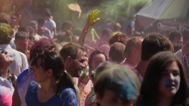 Enerjik kızlar ve erkekler için dans ve renklerin, Sümer, Slo-mo Kiev'de Hintli topluluk tarafından düzenlenen bir kutsal Festival ziyaret ederken ellerini yükselterek