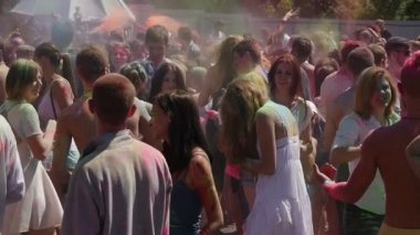 Etkin kızlar ve erkekler için dans ve renklerin, Sümer Kiev'de Hintli topluluk tarafından düzenlenen bir kutsal Festival ziyaret ederken ellerini yükselterek