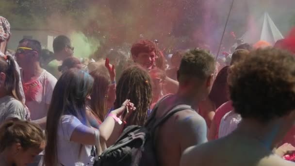 Svatá Festival barev. Organizované indické komunity a mladí chlapci a dívky malba navzájem, házení zbarveného prášku, tanec a zábavu venku, v Kyjevě, v létě, je záběr v pomalém pohybu — Stock video