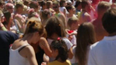 Mutlu insanlar atma toz birbirlerine Kiev, renklerin kutsal Festivali'nde yazında, ağır çekimde vurulmak gibi boyalı