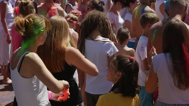 Jóvenes espectadores de tipo indio Beaty Show, arrojando polvo de pintura de colores entre sí, entretenido en Ucrania, en Kiev, en verano, siendo disparado en Slo-Mo — Vídeos de Stock