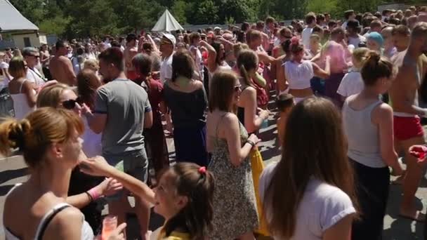 Многоцветная толпа молодых людей, рисующих друг друга и танцующих на священном фестивале цветов в Киеве, Украина, в медленном движении — стоковое видео