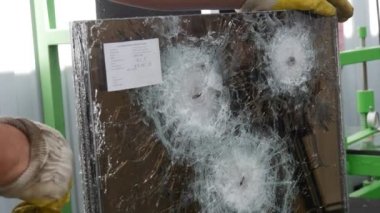 Birkaç çatlak yuvarlak ve çok katmanlı kurşun geçirmez cam bazı Laboratoryin Kiev'de Test etmek için bir sürü mermi kırıkları vurdu