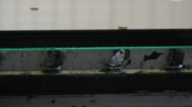 bir uzman bir Metal aygıt kenar Multilayed kurşun geçirmez Cam işlemek için ve bir Metal çerçeve ile karşılamak için kullanır