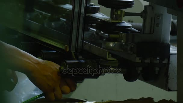 Manos del trabajador manteniendo un panel de vidrio acristalamiento Dounle cerca de algún carril industrial y la fijación de algo en un taller de fábrica — Vídeos de Stock