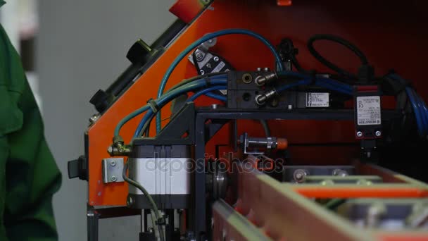 Una macchina arancione utilizzata per la fabbricazione di finestre in vetro smaltato in un laboratorio speciale di una fabbrica di produzione di vetro a Kiev — Video Stock