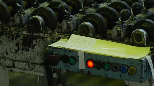 Closeup Tiro de um painel antigo com vários botões de pressão e um piscar de olhos, fixado a uma seção longa de uma pista industrial de produção de painéis duplos em Kiev — Vídeo de Stock