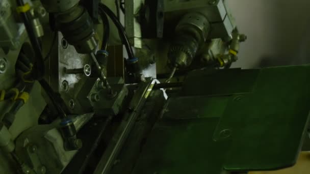 A Modern marógép előállító lyukak üvegezés üvegtáblák, telepített néhány Triplex és dupla üvegtábla előállító gyár Kijevben — Stock videók