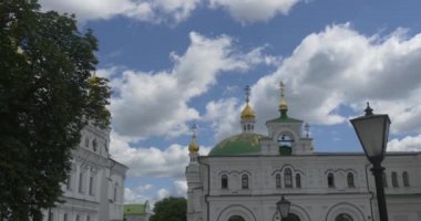 bir antik çan kulesi ve bir Hıristiyan kilise ait olma Uspensky Sobor, Kiev Pechersk Lavra, yaz aylarında gündüz
