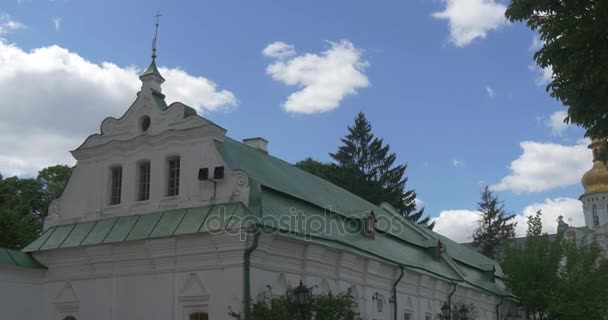 Un antiguo albergue monje de dos pisos perteneciente a Uspensky Sobor, Kiev Pechersk Lavra, en el día en verano — Vídeo de stock