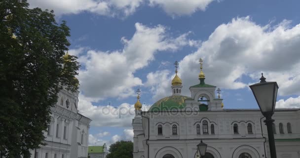 Uma antiga torre sineira e uma igreja cristã pertencente a Uspensky Sobor, Kiev Pechersk Lavra, durante o dia no verão — Vídeo de Stock
