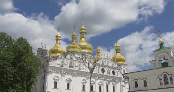 Uspensky Sobor con sus viejas paredes blancas y cebolla mirando cúpulas de oro con impresionante cielo azul en el fondo en Kiev en verano — Vídeo de stock