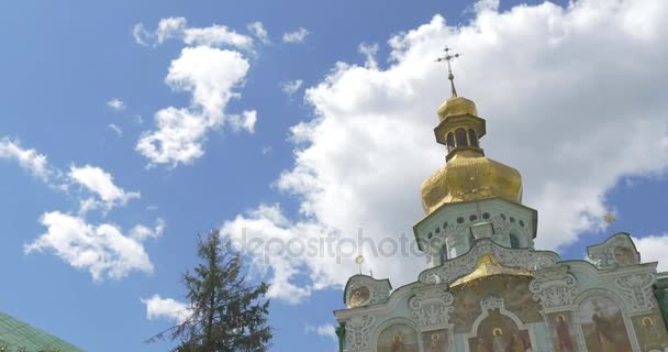 Een Down up Shot van een hoge Bell Tower met een gouden koepel van de Uspensky Sobor, met blauwe lucht en pittoreske wolken in de achtergrond — Stockvideo