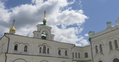 Bir sürü altın seyir kubbeler, eski Windows, beyaz duvarları, yaz aylarında gündüz tüm güzelliği Uspensky Sobor (Dormition Katedrali)