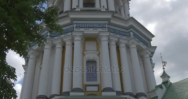 Un imponente campanile di Kiev Pechersk Lavra con una cupola di cipolla dorata che sembra appartenere a Uspensky Sobor, essere colpito di giorno in estate — Video Stock