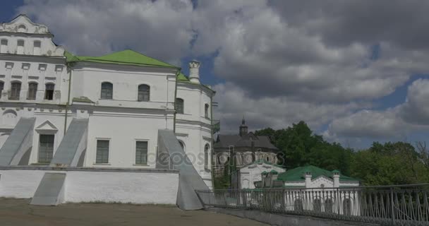 Starożytne budynki biały Uspienski Sobor Kijów Pechersk Lavra rozstrzelano w dziennych w lecie z Steadicam Camera — Wideo stockowe