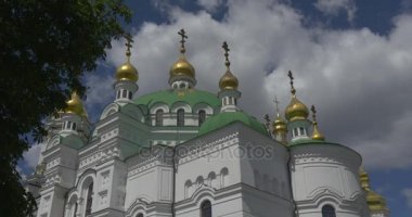 Uspensky onun etkileyici altın soğan görünümlü Sobor kubbeleri ve haçlar, yaz aylarında yüksek beyaz duvar esrarengiz yarım yuvarlak Windows