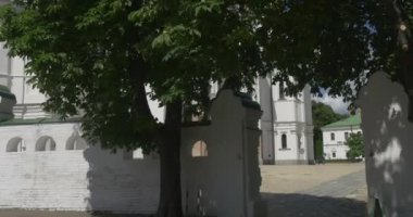 Bu katedral kubbe ve haçlar gündüz seyir altın soğan ile etkileyici bina ve Uspensky Sobor beyaz taş çit