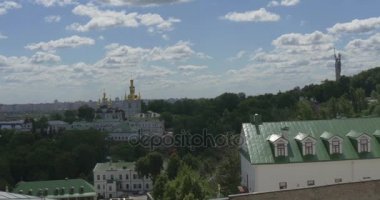 Aşağı atış, Kiev Pechersk Lavra binalar ile Ortodoks altın soğan seyir kubbe, kiliseler bir sayı, bir çok Greenary ve Dniper nehir