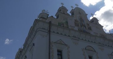 Ortodoks yemekhane altın kubbe ile eski üç katlı bina Uspensky Sobor için gündüzleri Kiev'de ait.