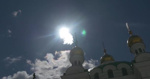 Abajo hacia arriba Shot of the Refectory of Uspensky Sobor With Its Old White Walls Covered With Fretwork and Beautiful Golden Domes in Summer — Vídeo de stock