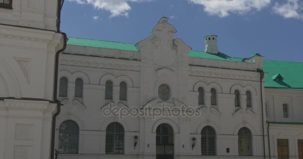 Отражение для монахов и священников в Успенском Соборе, расстрел из внутреннего двора летом — стоковое видео
