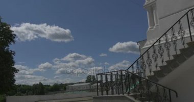 Kiev Pechersk Lavra, yüksek Akça ağaç ve dövme demir çit ile güzel Quay yaz aylarında bir kilise ait antik Ferforje merdiven